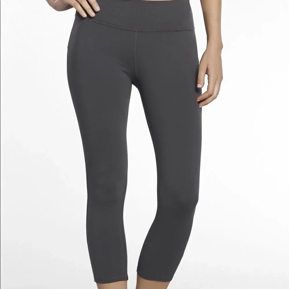 ✨Define Mid-Rise Capri Leggings✨